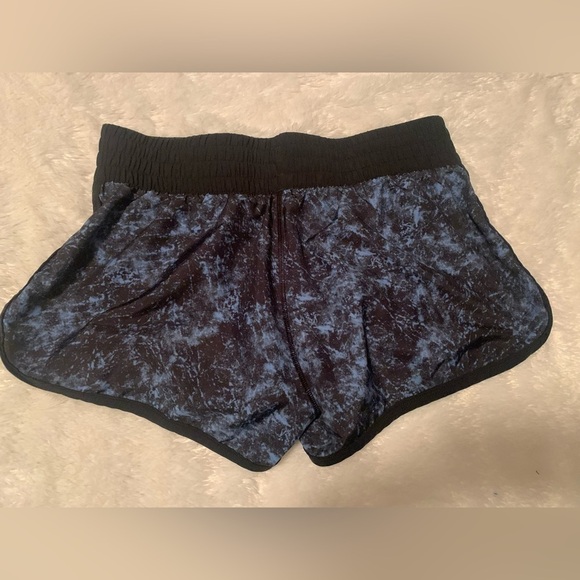 Under Armour Size Medium Running Athletic Short with built in briefs - Picture 2 of 8